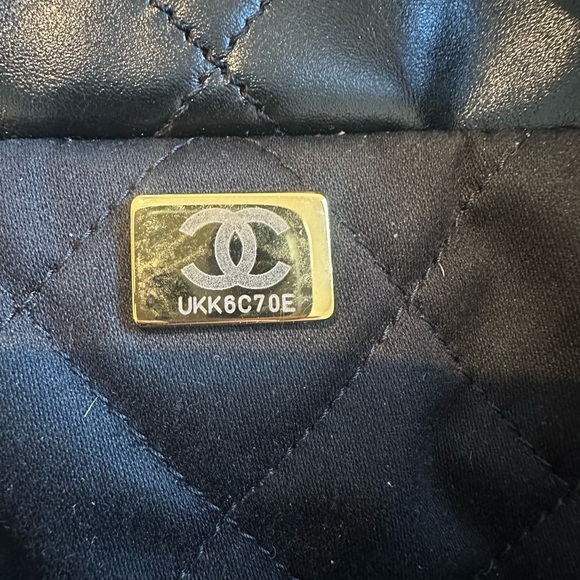 Chanel 22 handbag - Great Condition in Medium - Picture 2 of 6